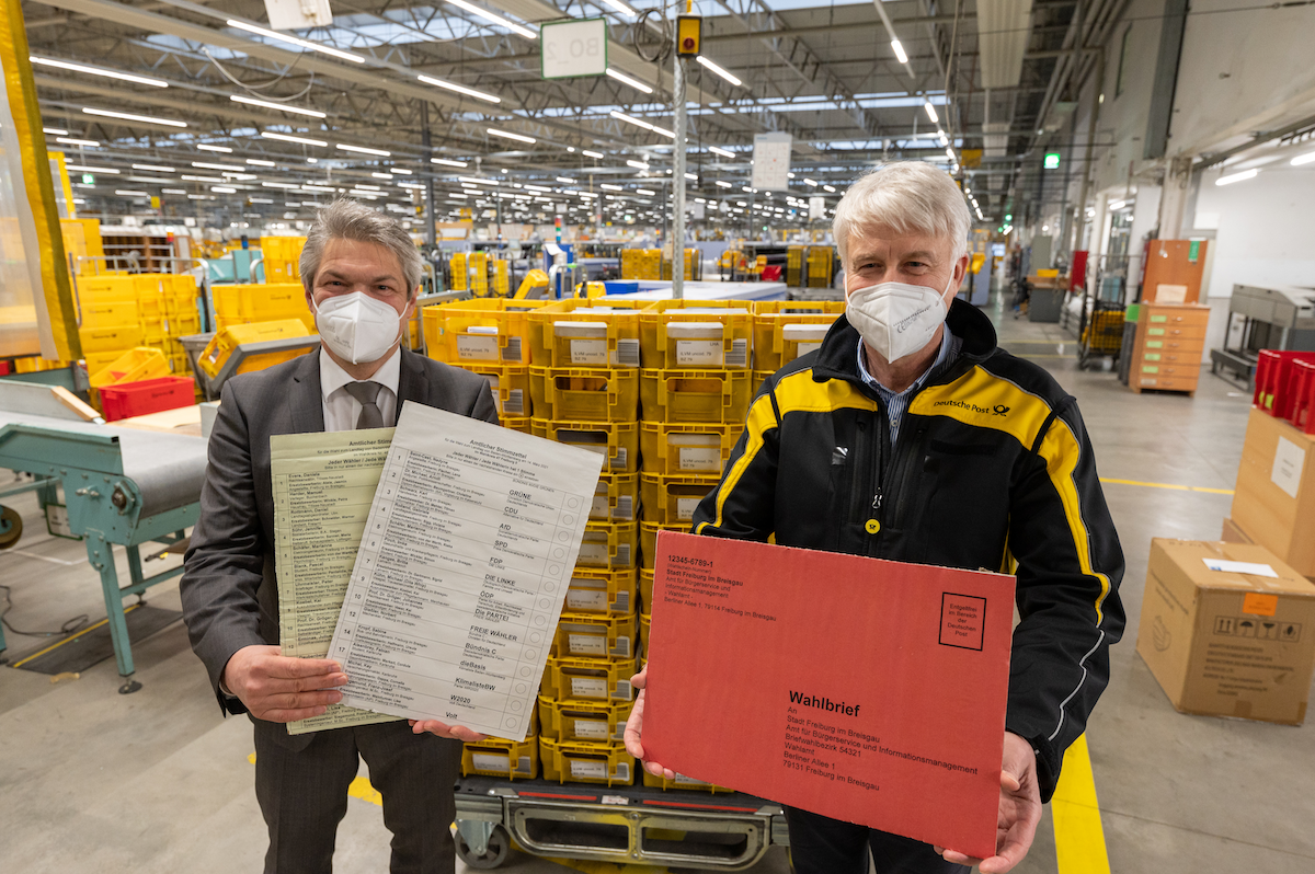 Bürgermeister Stefan Breiter links und Arne Moser Leiter des Briefzentrums der Deutschen Post in Freiburg mit Briefwahlunterlagen im Briefzentrum der Post in Hochdorf. Fotonachweis Patrick SeegerStadt Freiburg